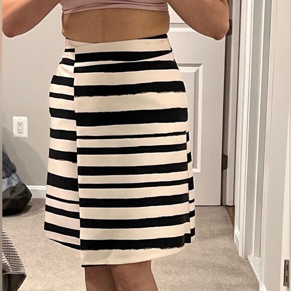 TOPSHOP Skirt. Black and White Size 4. Asymmetric front - Picture 3 of 8